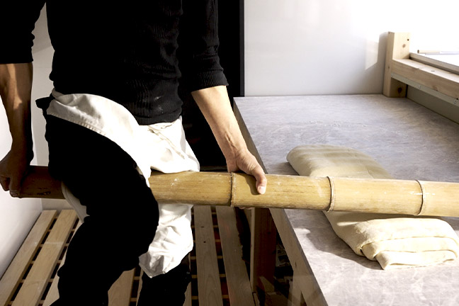 青竹手打ちの様子