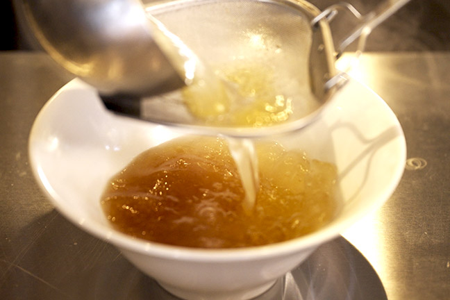 厳選した素材を丁寧に炊き出した澄んだスープ