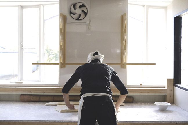 青竹手打ちの様子